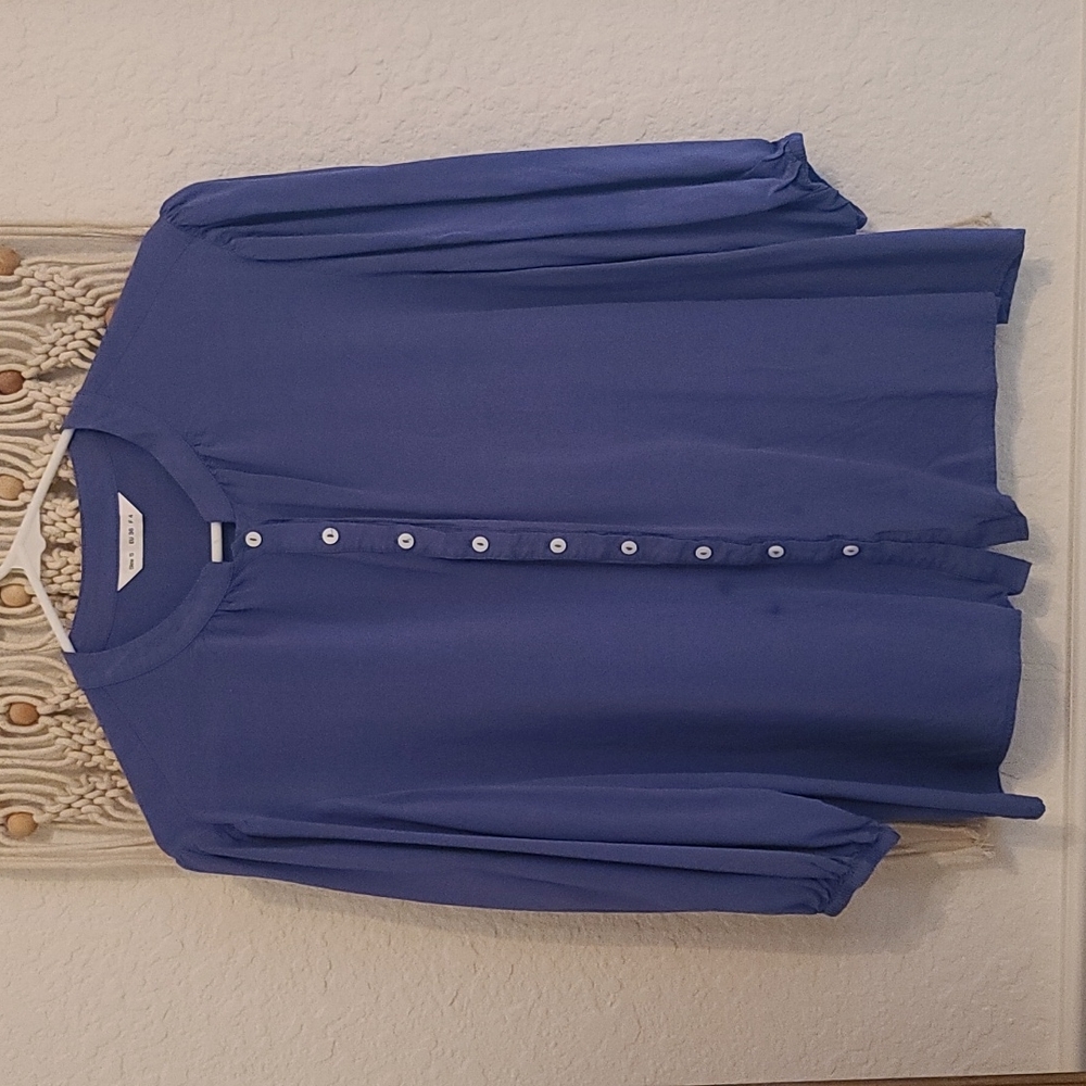 Lightweight quarter sleeve button down